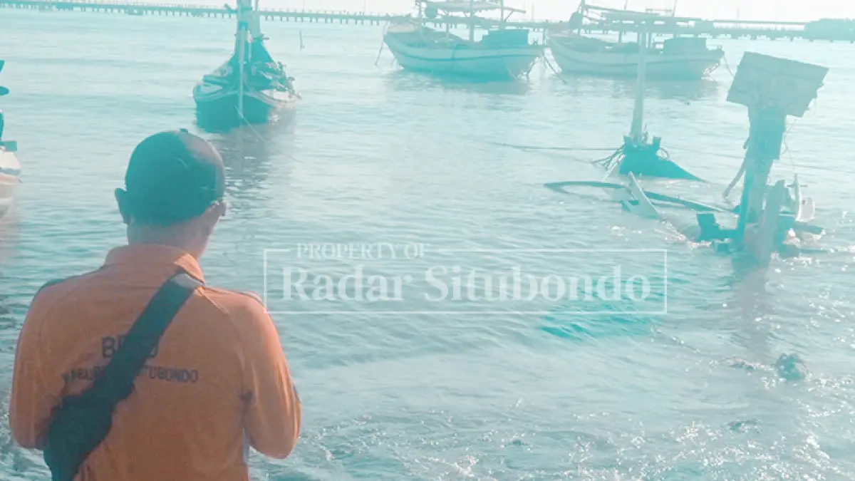 DIHANTAM OMBAK: Sejumlah perahu milik nelayan mengalami kerusakan ringan hingga berat di wilayah pesisir Desa Jangkar, Kecamatan Jangkar, akibat cuaca ekstrem dan gelombang tinggi, Sabtu (6/6). (Ahmad Rifa