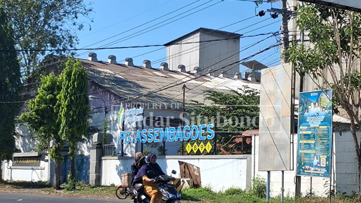 DIKELUHKAN: Pemotor melintas di Jalan Raya, depan PG Asembagus, Minggu (7/6). (HUMAIDI/JPRS)
