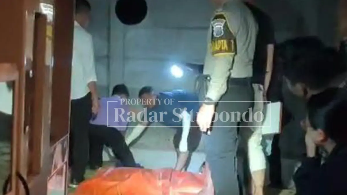 EVAKUASI JENAZAH: Tim INAFIS Polres Situbondo mengevakuasi jenazah di pinggir Jalan Pantura, Kecamatan Banyuglugur, Sabtu malam (6/6). (HUMAIDI/JPRS)
