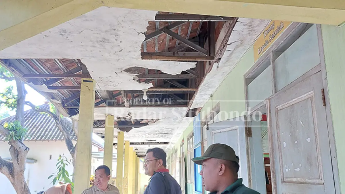 BUTUH PRRBAIKAN: Salah satu ruang kelas di Sekolah Dasar Negeri (SDN) 3 Seletreng, Kecamatan Kapongan, mengalami kerusakan, Senin (8/6). (Ahmad Rifa