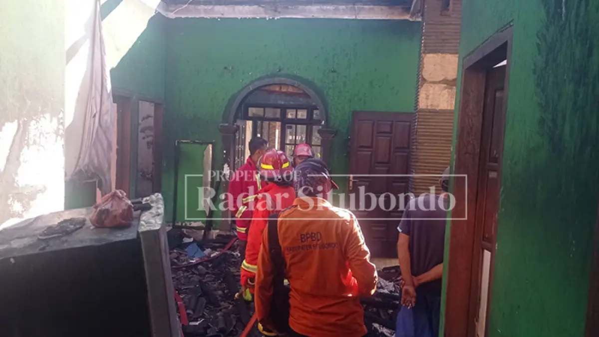 DILALAP SI JAGO MERAH: Rumah lantai dua di Dusun Randu Agung, Desa/Kecamatan Banyuputih, terbakar pada Minggu (7/6). Korban mengalami kerugian Rp 470 juta. (Ahmad Rifa