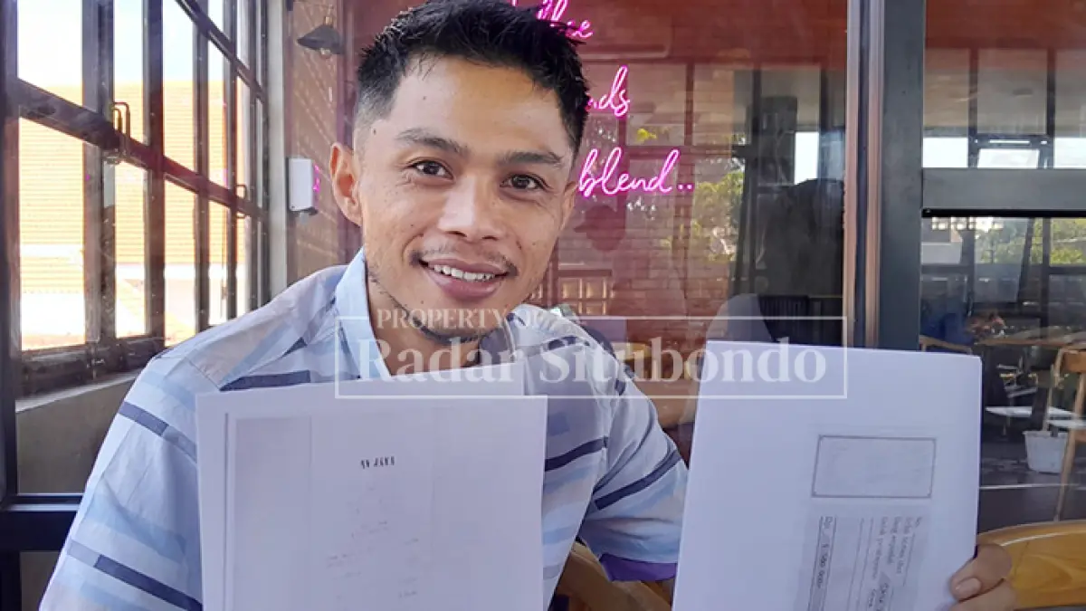 Ketua DPC IKADIN Situbondo, Yason Silvanus, menunjukan bukti admintrasi pembangunan Dapur SPPG Desa Kayuputih, Kecamatan Panji, Senin (8/7). (HUMAIDI/JPRS)
