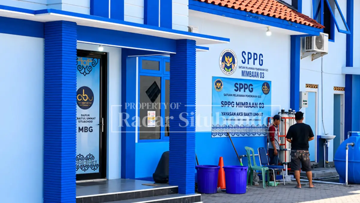 MASIH DIPERBAIKI: Sejumlah pekerja terlihat berada di depan dapur Satuan Pelayanan Pemenuhan Gizi (SPPG) Mimbaan 003, Kecamatan Panji, Senin (8/6). (Ahmad Rifa