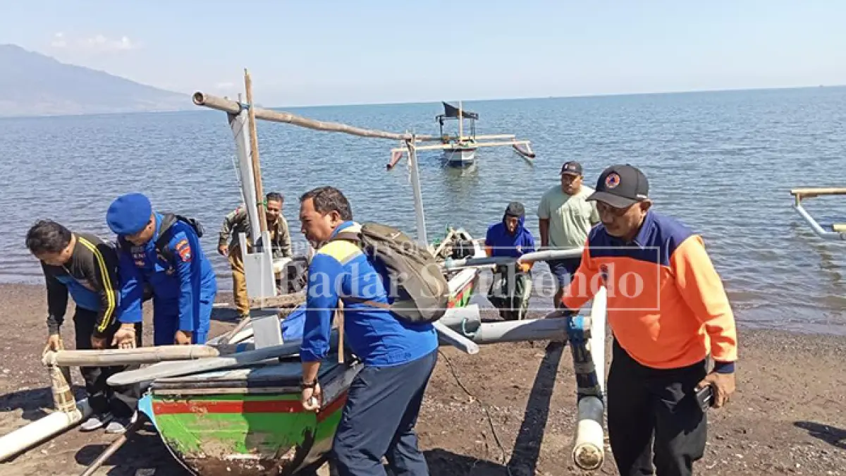 PERAHU KORBAN: Anggota BPBD Situbondo mengevakuasi perahu pemancing hilang ke pinggir laut, Dusun Dhaja Gudang, Desa Peleyann Kecamatan Panarukan. (HUMAIDI/JPRS)

