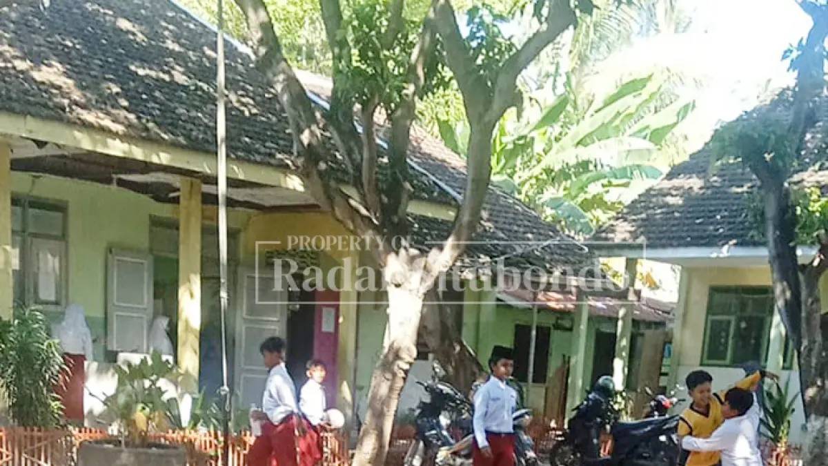 BERAKTIVITAS: Sejumlah murid Sekolah Dasar Negeri (SDN) 3 Seletreng, Kecamatan Kapongan bermain di halaman sekolah di jam istirahat, Selasa (9/6). (Ahmad Rifa