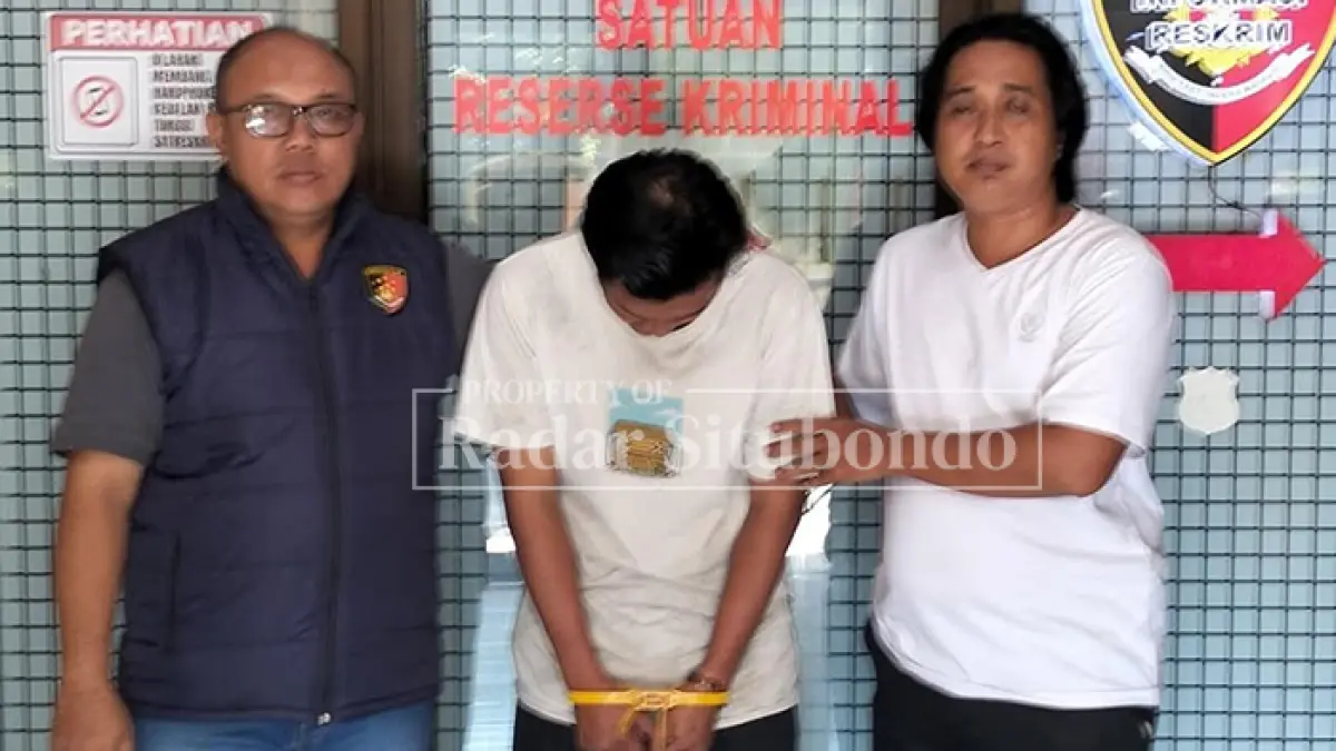 DIKELER: Ahmad Rizky Hidayat, 32, tersangka pembunuhan hendak dimasukkan ke sel tahanan Polres Situbondo, Minggu (7/6). (HUMAS POLRES untuk JPRS)
