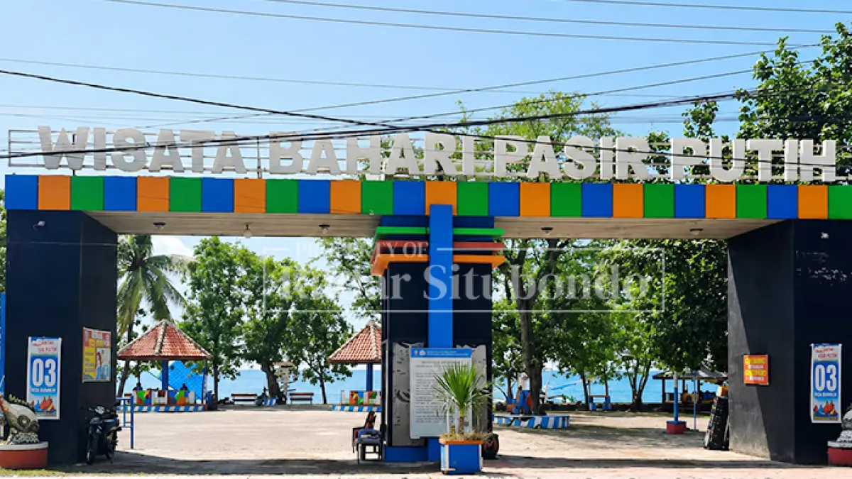 IKON WISATA: Pintu masuk objek wisata bahari Pasir Putih di Kecamatan Bungatan, Kabupaten Situbondo, belum lama ini. (Ahmad Rifa
