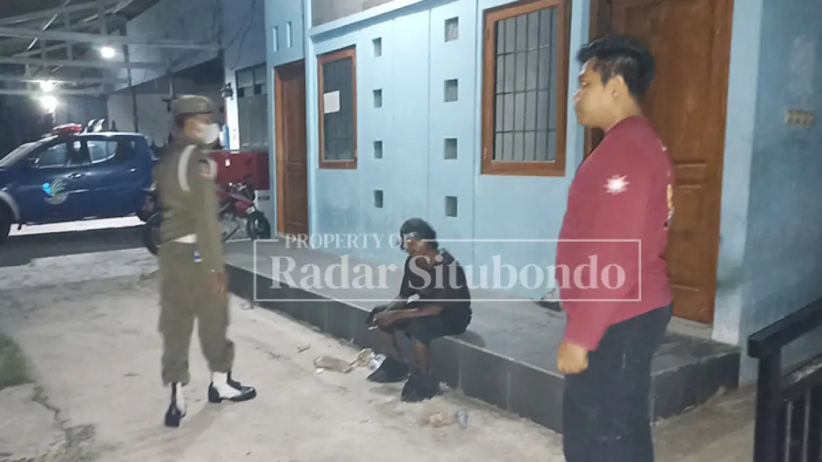 SERING KABUR: Salah satu Orang Dengan Gangguan Jiwa (ODGJ) diserahkan kepada Dinas Sosial (Dinsos) Situbondo oleh Satpol PP, beberapa waktu lalu. (Ahmad Rifa