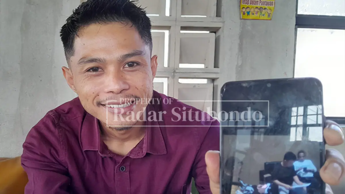 TUNJUKKAN BUKTI: Yason Silvanus menujukkan foto kliennya Rustandi dan ketua yayasan di kantor SPPG Kayuputih, Kecamatan Panji, Selasa (9/6). (HUMAIDI/JPRS)
