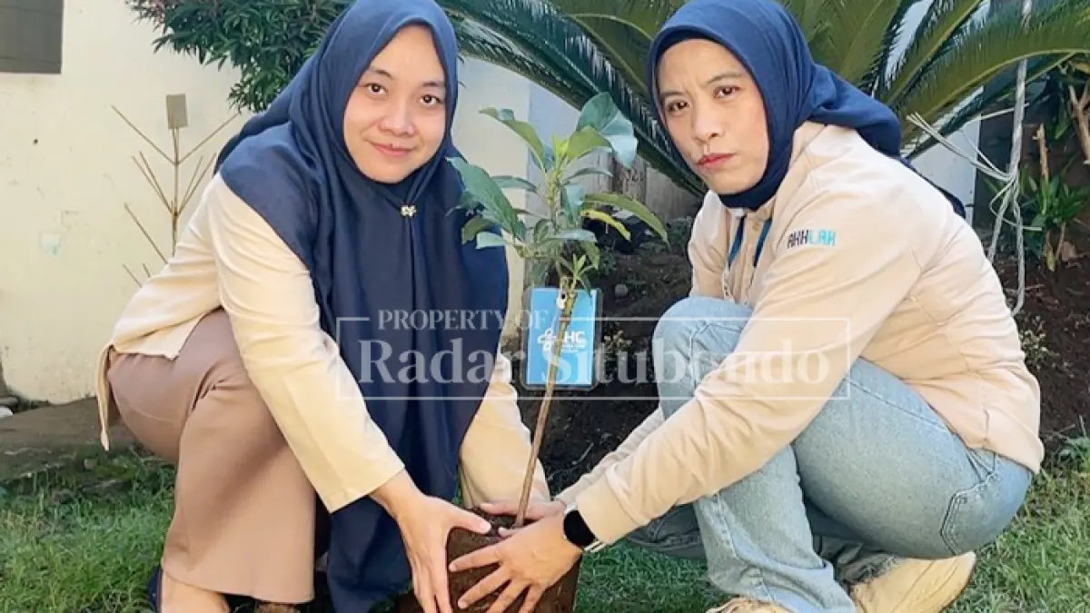 JAGA LINGKUNGAN: Jajaran manajemen IHC RS Elizabeth Situbondo menanam pohon dalam rangka memperingati Hari Lingkungan Hidup Sedunia 2026 di lingkungan rumah sakit, Rabu (10/6). (Ahmad Rifa