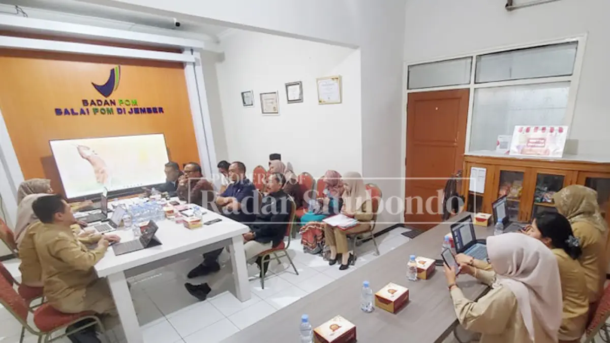 PASTIKAN KEAMANAN: Komisi IV DPRD Situbondo melakukan kunjungan kerja ke Balai Pengawas Obat dan Makanan (BPOM) di Kabupaten Jember, Selasa (9/6). (Ahmad Rifa