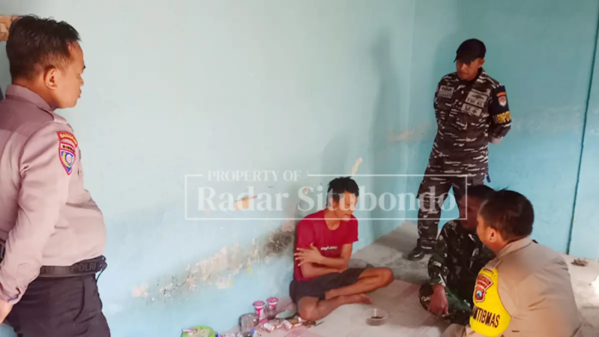 RESPON KELUHAN WARGA: Anggota Polsek Panarukan dan Babinsa mendatangi rumah Agus Mandani, warga Desa Kilensari, Kecamatan Panarukan, Senin lalu (8/6). (HUMAIDI/JPRS)
