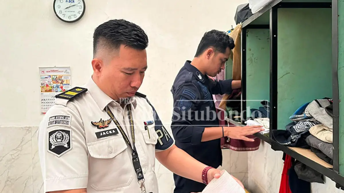 SIDAK: Petugas keamanan rumah tahanan (Rutan) Kelas IIB Situbondo memeriksa kamar Warga Binaan Pemasyarakatan (WBP) Rutan kelas IIB Situbondo, Rabu (10/6). (HUMAIDI/JPRS)
