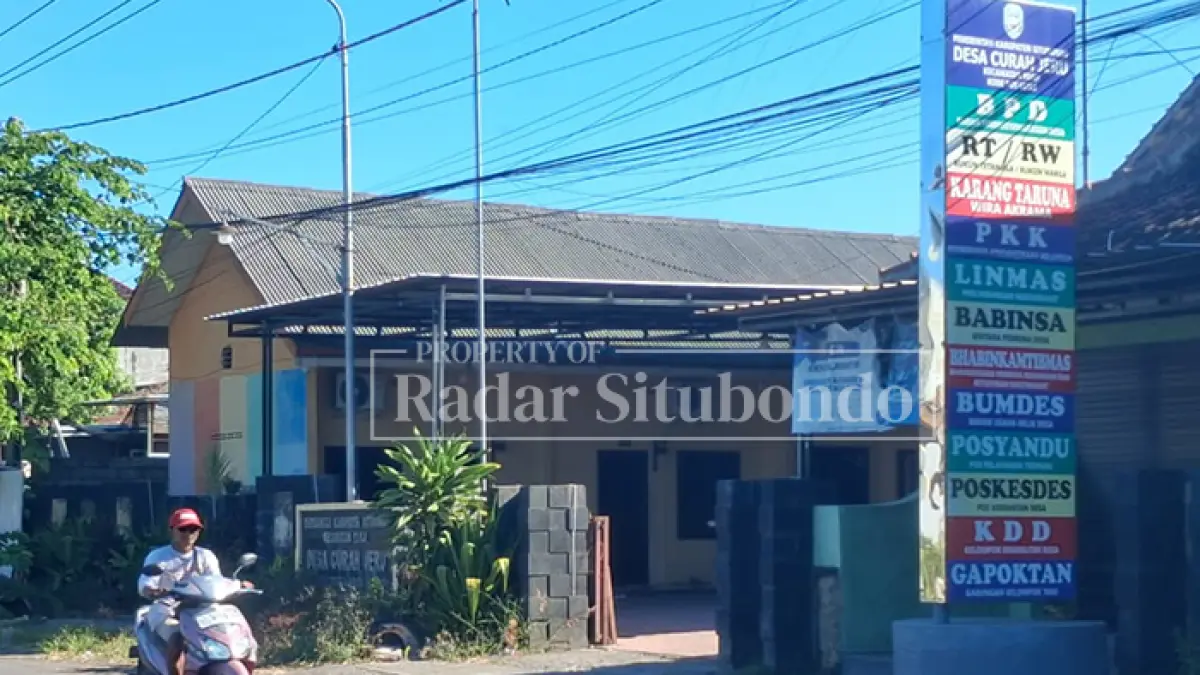 TAK KUNJUNG TERBIT: Pengendara motor melintas di depan Kantor Desa Curah Jeru, Kecamatan Panji, Situbondo, Selasa (10/6). (Ahmad Rifa