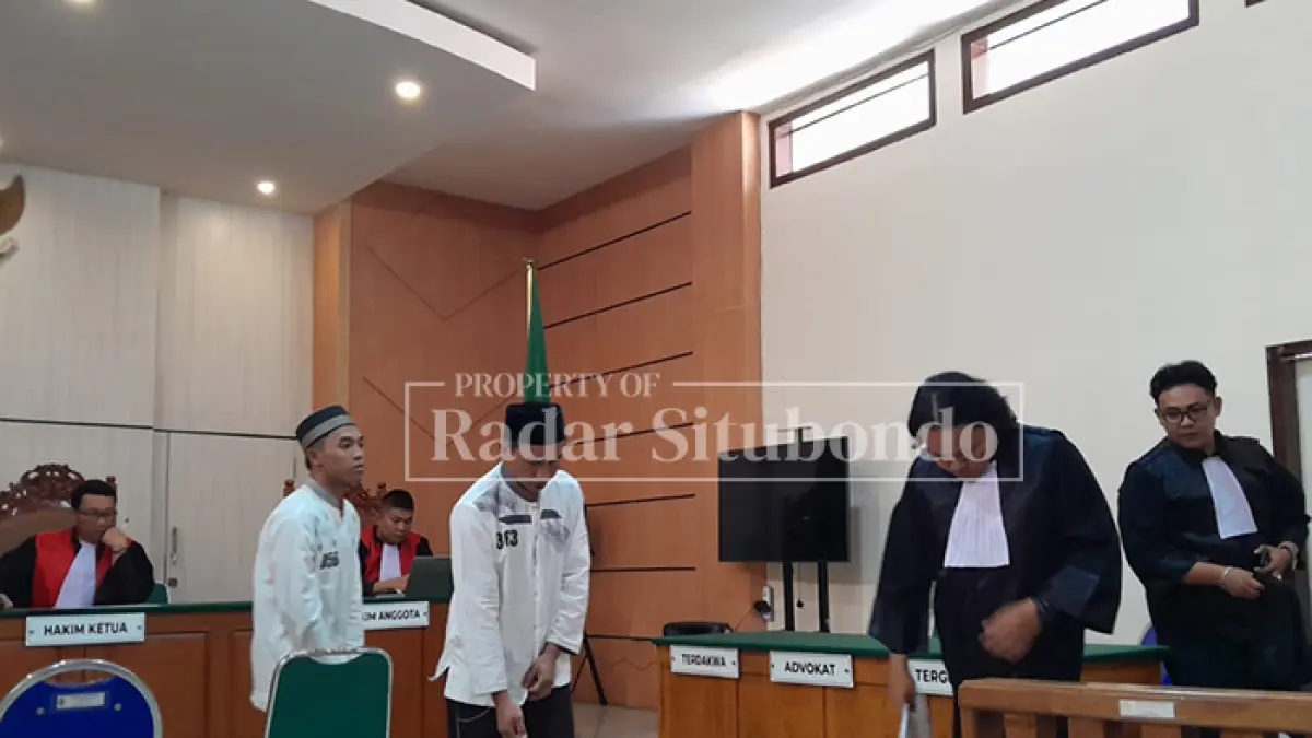 BAJU PUTIH: Dua terdakwa Agus Efendi dan Ahmad Roni, usai mengikuti sidang di Pengadilan Negeri (PN) Situbondo, Kamis (11/6). (HUMAIDI/JPRS)
