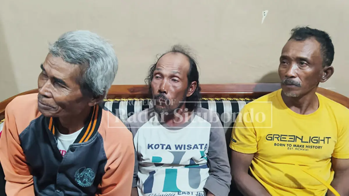 KOMPLOTAN: Tiga terduga maling tiang Telkom diamankan di Mapolres Situbondo, Rabu malam (10/6). (HUMAIDI/JPRS)
