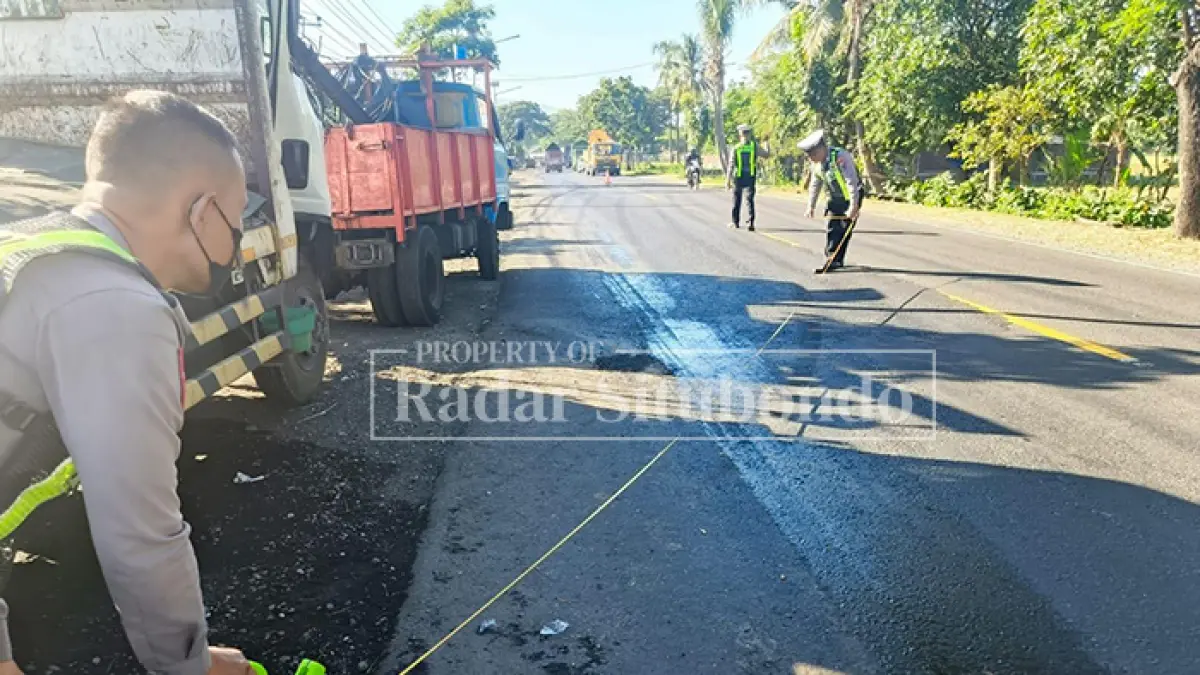 LAKA MAUT: Anggota Kanitlaka Polres Situbondo melakukan olah TKP kecelakaan maut di Jalan Raya Desa Kalianget, Kecamatan Banyulugur, Kamis (11/6). (HUMAIDI/JPRS)

