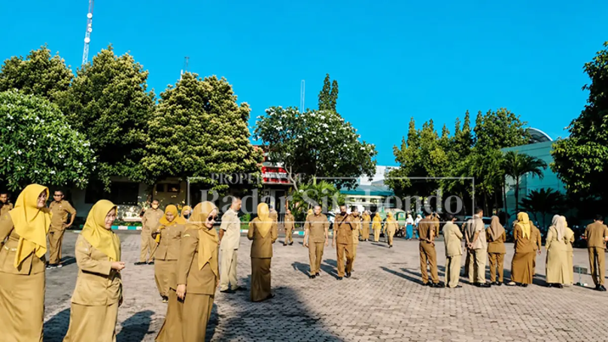 HALAMAN BELAKANG: Sejumlah ASN di lingkungan Pemkab Situbondo bersiap mengikuti apel di halaman Kantor Sekretariat, belum lama ini. (Ahmad Rifa
