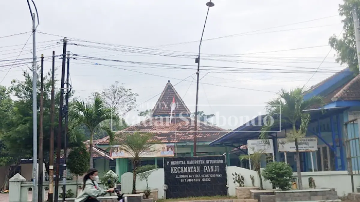 JALAN SEMERU: Pengendara melintas di depan Kantor Kecamatan Panji, Mimbaan Tengah, Desa Mimbaan, Kecamatan Panji, Jumat (12/6). (Ahmad Rifa