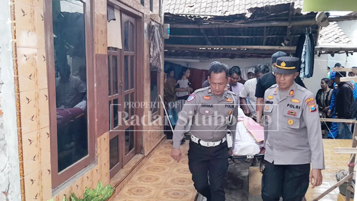 KORBAN LEDAKAN: Anggota Polres Situbondo mengevakuasi jenazah korban ledakan di Dusun Mimbo, Desa Sumberanyar, Kecamatan Banyuputih, lima bulan lalu (18/1). (do.JPRS)
