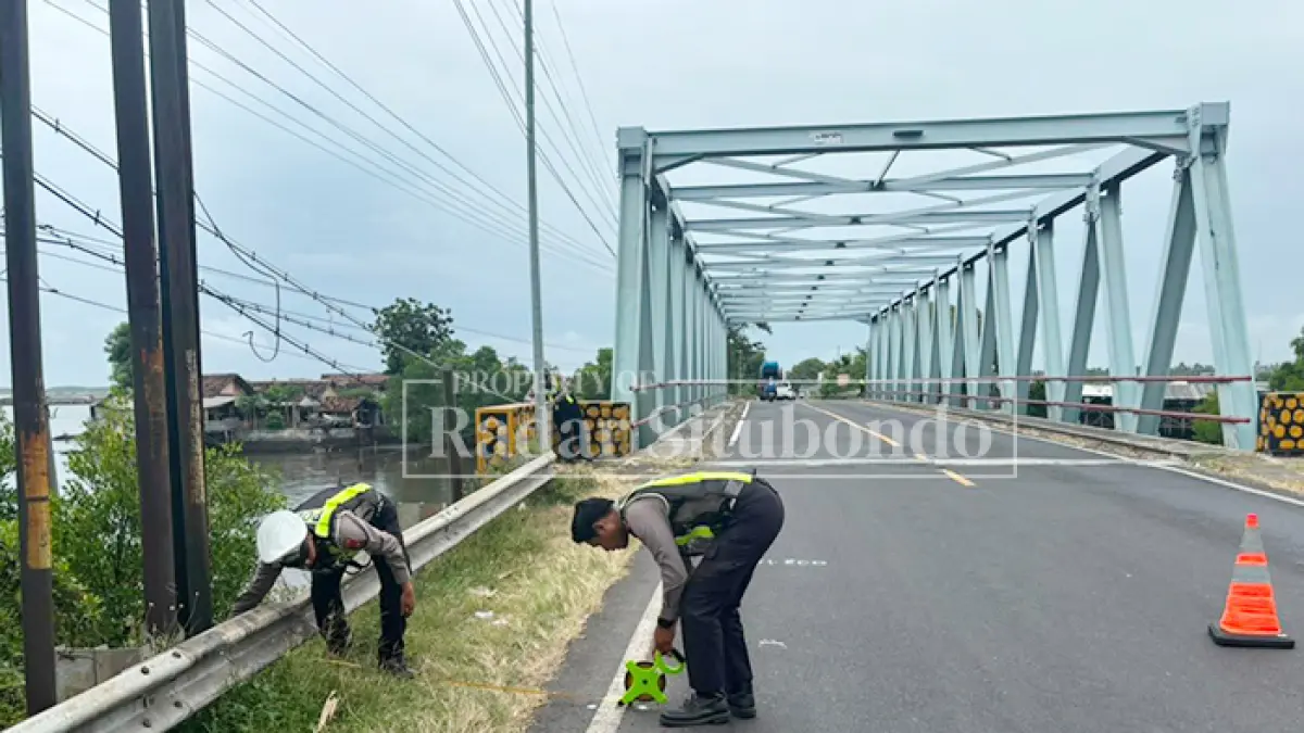 LAKA MAUT: Polisi lakukan olah TKP kecelakaan di Jalan Pantura, Desa Kilensari, Kecamatan Panarukan, Kamis malam (11/1). (HUMAIDI/JPRS)
