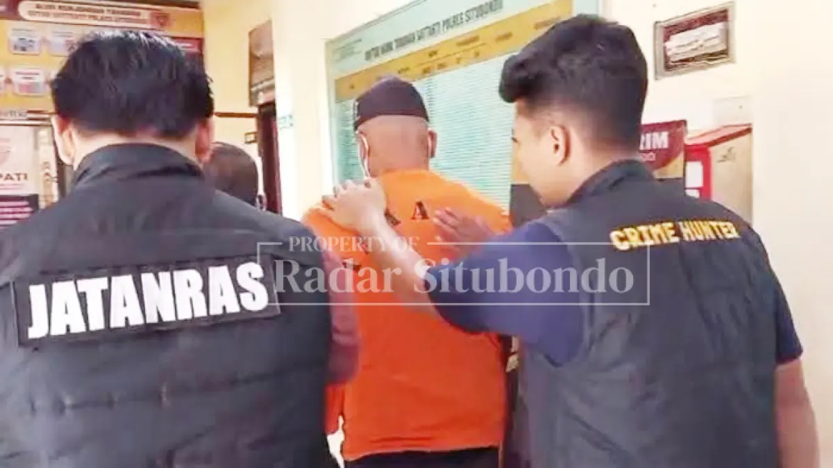 DIKELER: Kris Ferdiansyah, 40, warga Kelurahan Ardirejo, Kecamatan Panji, dikeler menuju sel tahanan Mapolres Situbondo, Minggu (14/6). (HUMAIDI/JPRS)

