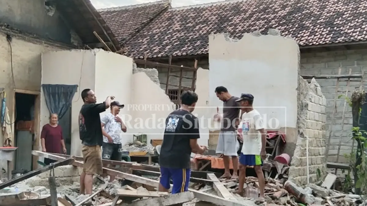 RATA TANAH: Beginilah kondisi dapur rumah permanen milik warga Kampung Pandean, Desa Wonorejo, Kecamatan Banyuputih, setelah diterjang cuaca ekstrem berupa angin kencang, Sabtu (13/6). (Ahmad Rifaie/JPRS)
