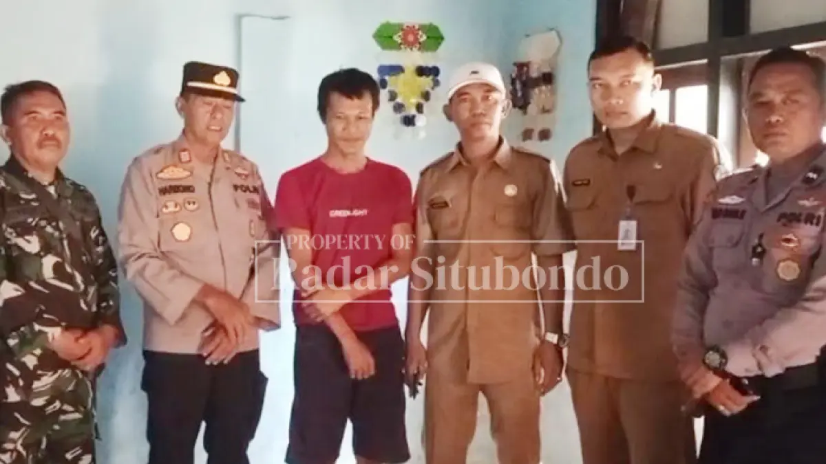 RESPON KELUHAN WARGA: Anggota Polsek Panarukan dan Babinsa mendatangi rumah Agus Mandani, warga Desa Kilensari, Kecamatan Panarukan, Senin lalu (8/6). (HUMAIDI/JPRS)
