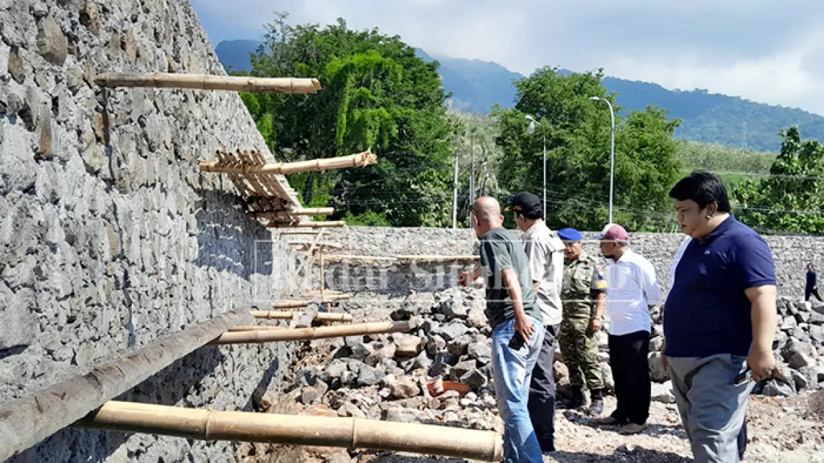 DISOAL WARGA: Anggota Komisi III DPRD Situbondo bersama Kabid PPKLH Dinas Lingkungan Hidup Situbondo mengcek pembangunan hotel bintang empat milik PT. Kaixin di Kecamatan Kendit, Senin (15.6). (HUMAIDI/JPRS)
