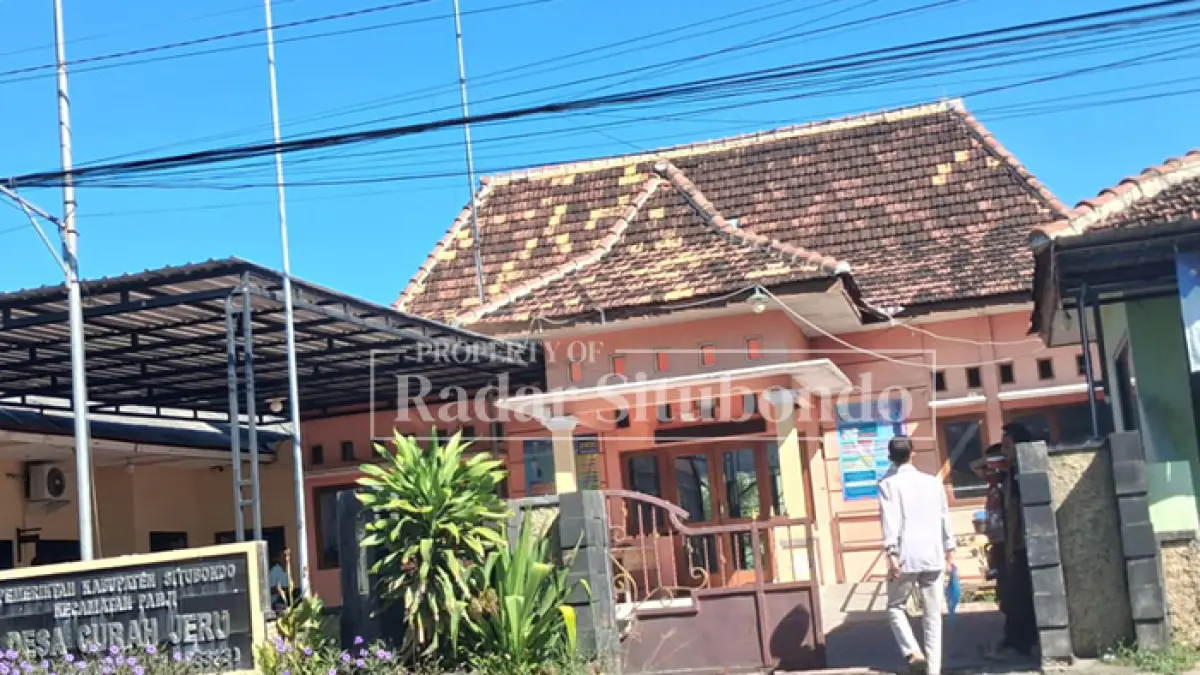 INGIN KEPASTIAN: Sejumlah warga memasuki gerbang utama Kantor Desa Curah Jeru, Kecamatan Panji, Jumat (12/6). (Ahmad Rifa
