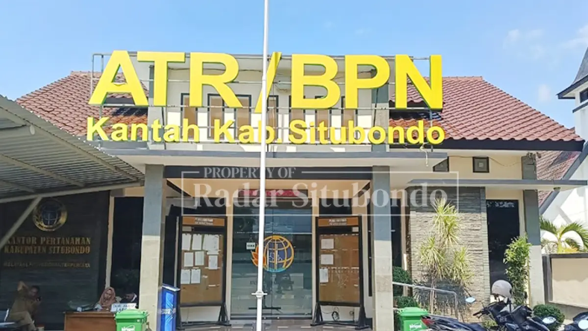 JAM ISTIRAHAT: Sejumlah pegawai ATR/BPN bersantai di depan kantor Jalan PB Sudirman, Kelurahan Patokan, Kecamatan/Kabupaten Situbondo, Senin (15/6). (Ahmad Rifa