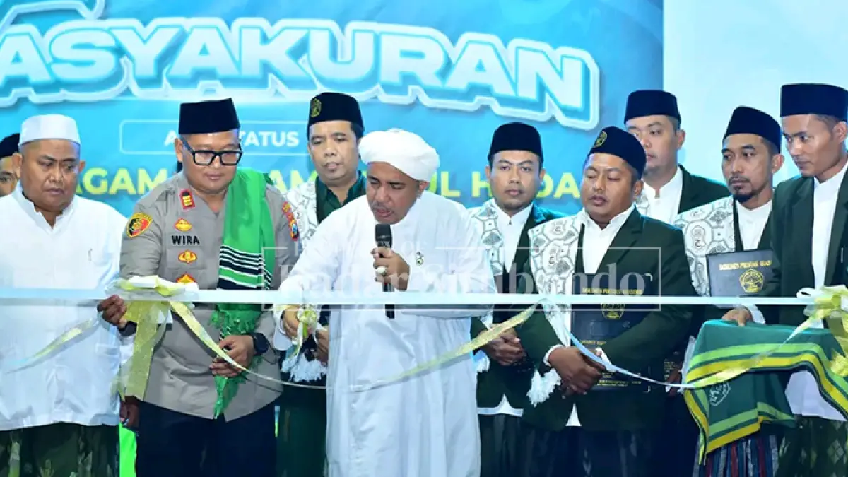 MOMEN BERSEJARAH: Rektor Institut Agama Islam Nurul Huda (IAI NH) memotong pita dalam acara launching alih status kampus dari Sekolah Tinggi Agama Islam Nurul Huda (STAI NH) menjadi Institut Agama Islam Nurul Huda (IAI NH), Senin (15/6) malam. (Ahmad Rifa