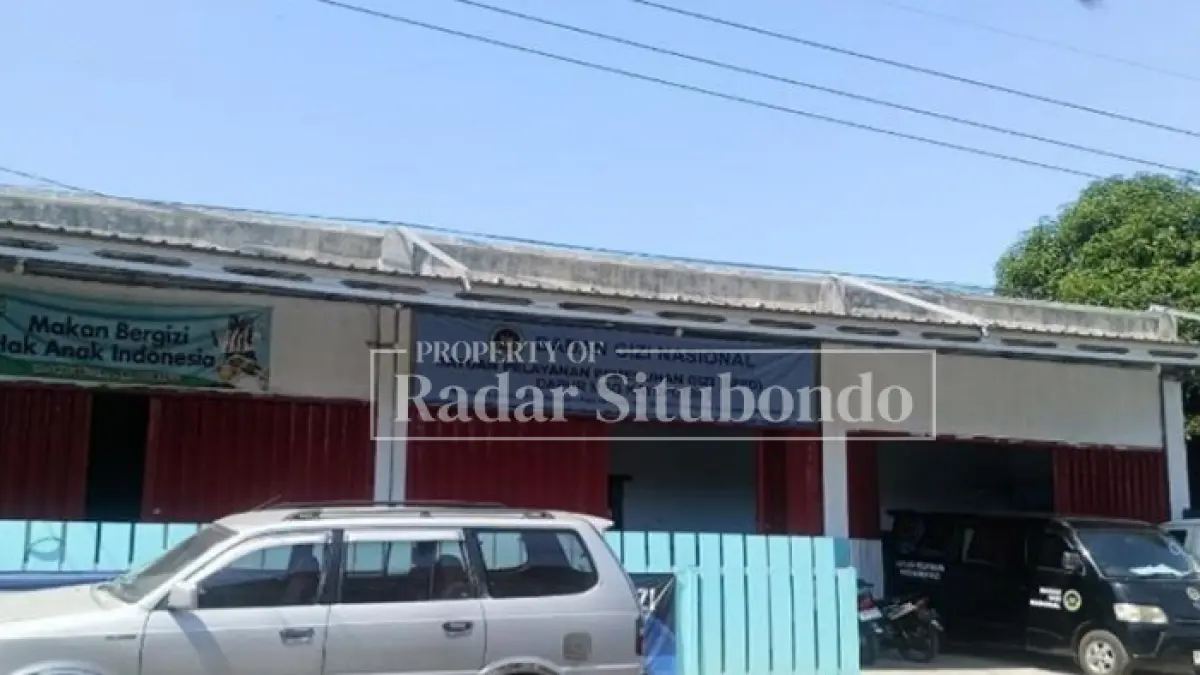 BEROPERASI: Sejumlah mobil parkir di halaman SPPG Desa Kayuputih, Kecamatan Panji, belum lama ini. (HUMAIDI/JPRS)
