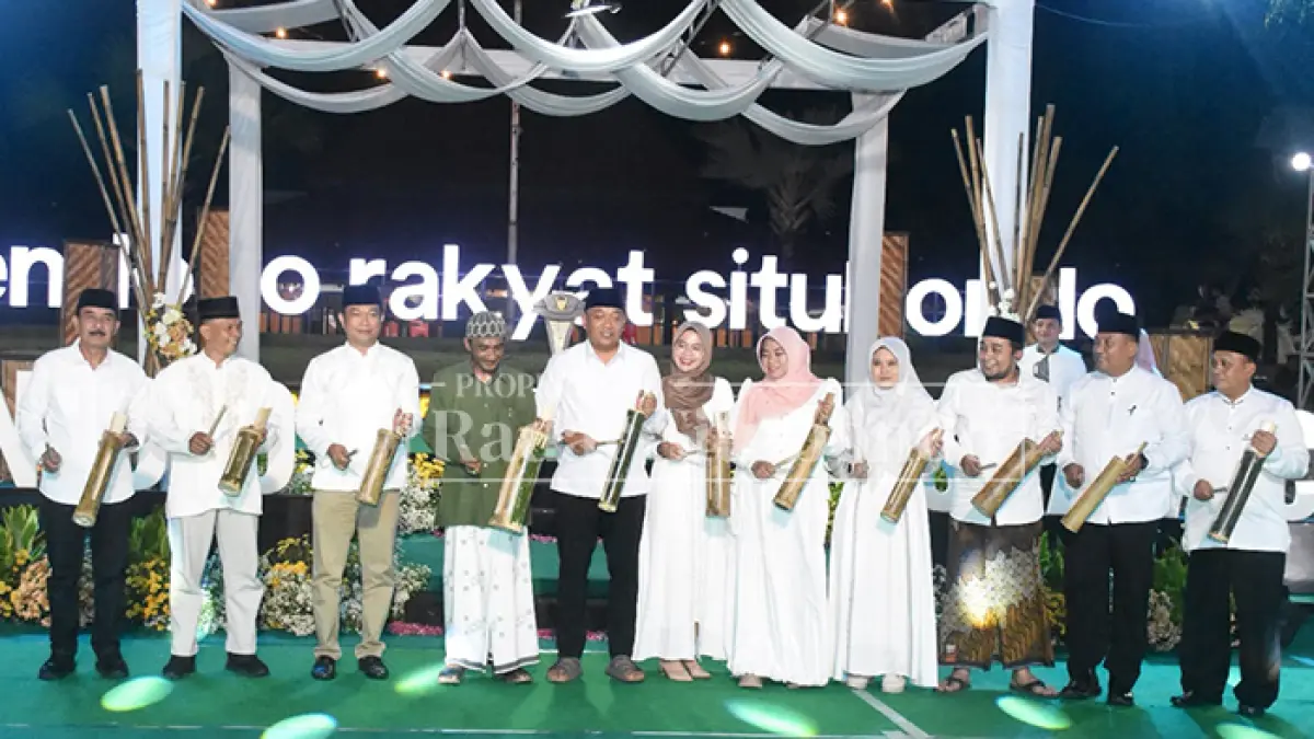 MERIAH: Bupati Situbondo Yusuf Rio Wahyu Prayogo (lima dari kiri) didampingi Wabup Ulfiyah (enam dari kiri), bersama tokoh agama dan pengasuh Pesantren Nurul Islam KH Ubbad Yamin (empat dari kiri) serta jajaran Forkopimda Kabupaten Situbondo, membuka acara dengan pemukulan kentongan, Senin (15/6) malam. (Ahmad Rifa