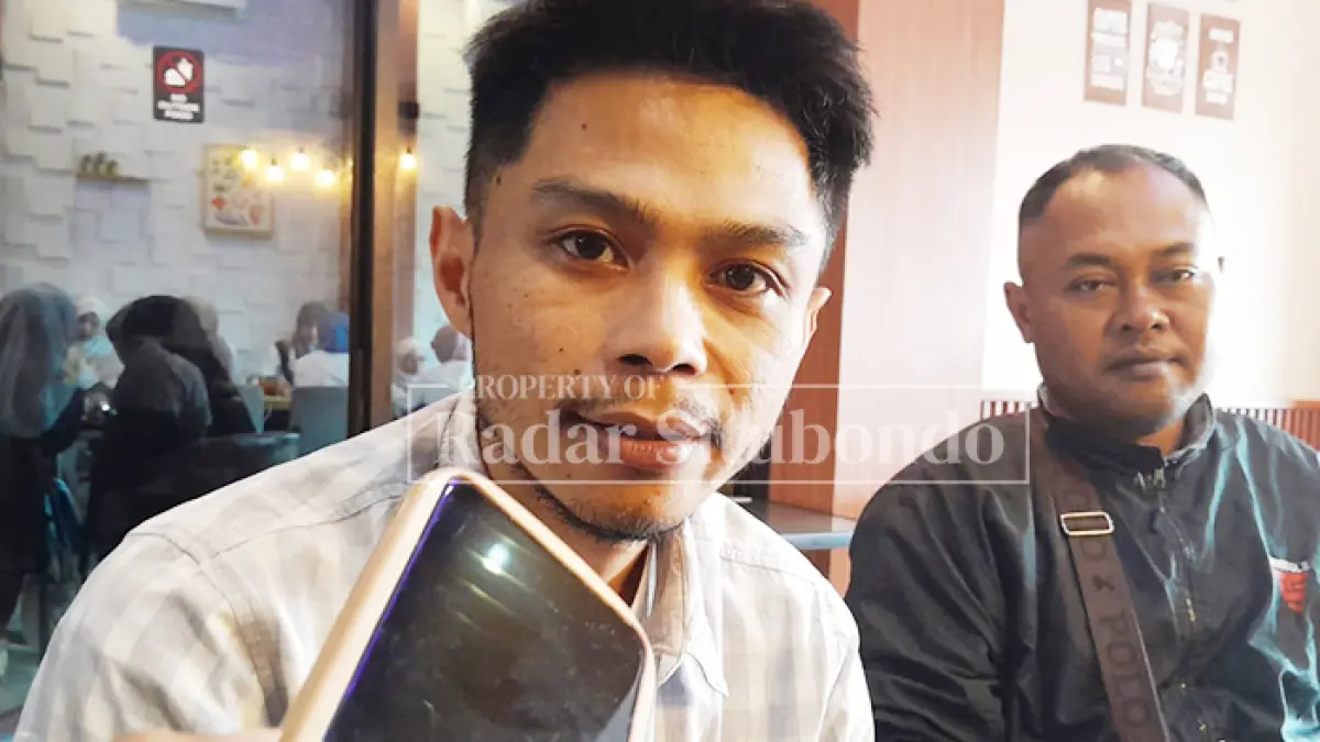 KONSULTASI: Untung Selamet, 40, warga Desa Gadingan, Kecamatan Jangkar, bersama saudaranya lagi diskusi penguasaan lahan di salah satu cafe di Kabupaten Situbondo, Rabu (17/6). (Humaidi/JPRS)