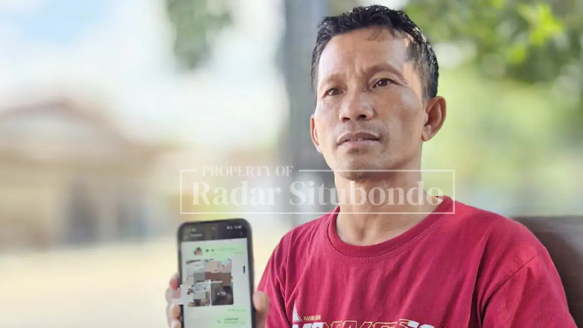 MERESAHKAN: Pepeng warga Desa/ Kecamatan Panarukan menujukkan video telanjang guru perempuan di salah SDN Kecamatan Bungatan yang tersebar melalui platform digital, Rabu (17/6). (HUMAIDI/JPRS)
