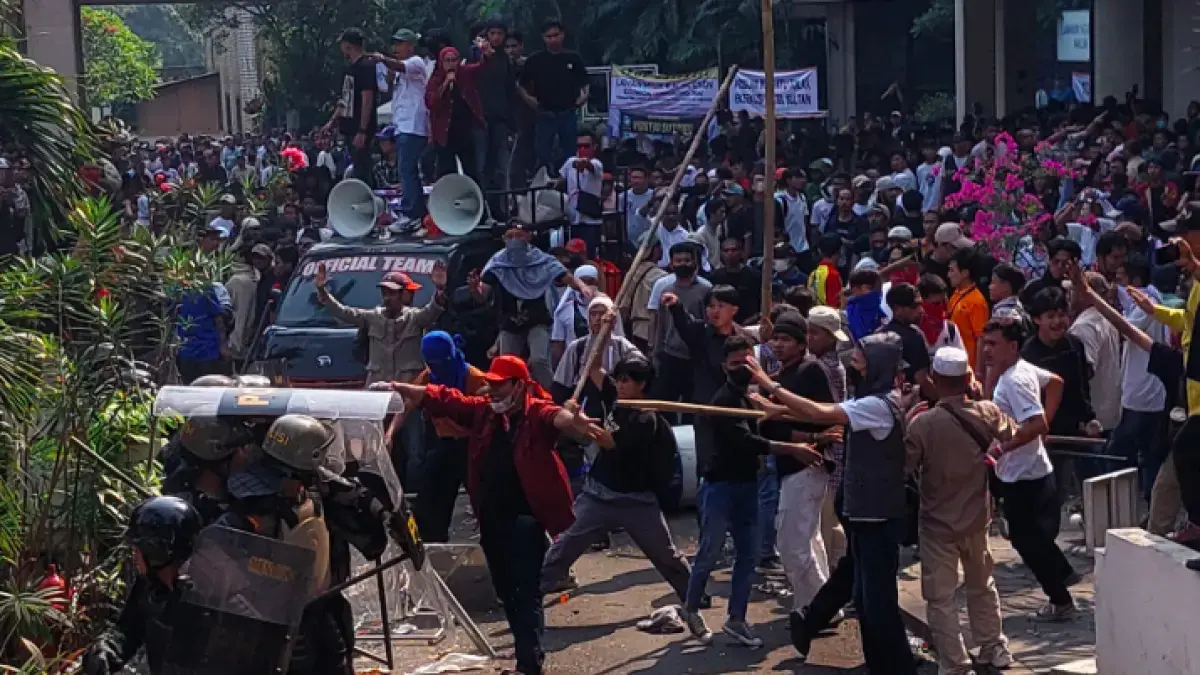 Eksekusi lahan eks Hotel Sultan di GBK berujung ricuh, Kamis (18/6). (Ryandi Zahdomo/JawaPos.com)