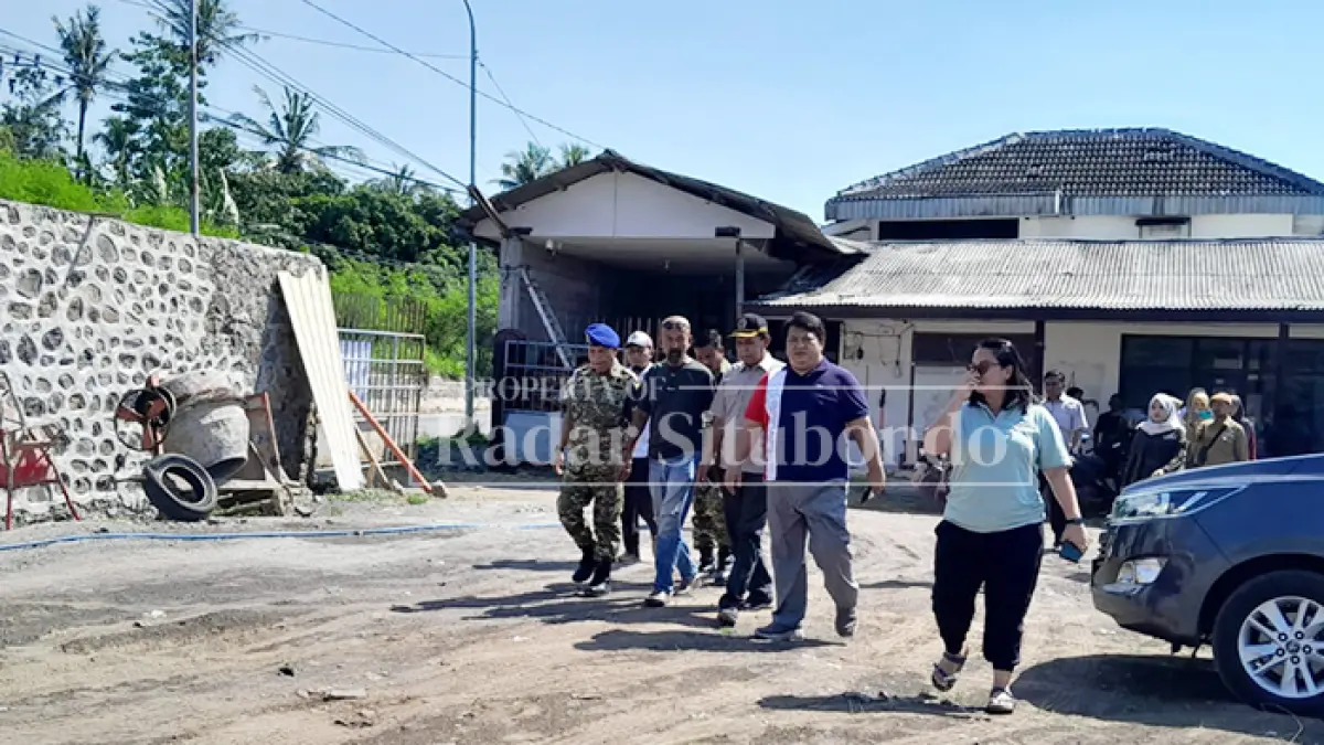 HOTEL BINTANG EMPAT: Anggota DPRD meninjau lokasi pembangunan hotel bintang empat di kawasan Pesisir, Dusun Pecaron, Desa Klatakan, Kecamatan Kendit, Senin lalu (15/6). (HUMAIDI/JPRS)
