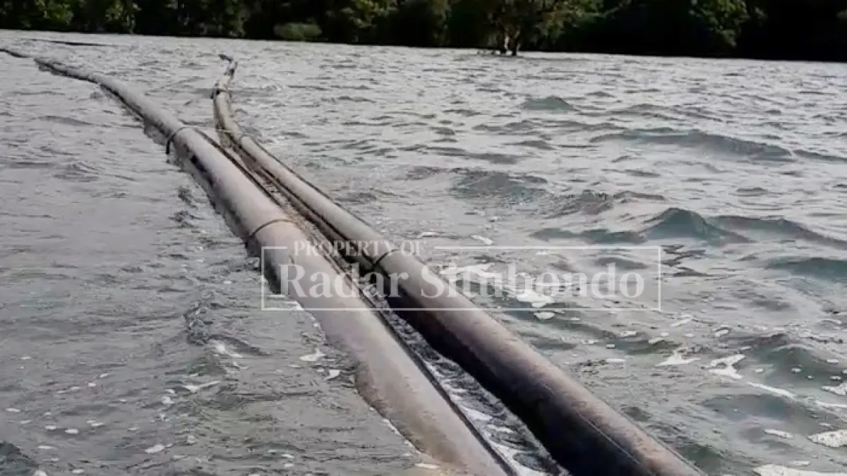 DIKELUHKAN: Penampakan pipa berukuran besar milik PT. Fuyuun, di tengah pantai Desa/Kecamatan Banyuglugur, Jumat (19/6). HUMAIDI/JPRS()
