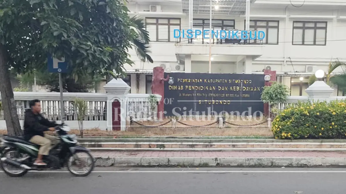 MELINTAS: Seorang pengendara melewati depan Kantor Dinas Pendidikan dan Kebudayaan (Dispendikbud) Situbondo di Jalan Madura, Desa Mimbaan, Kecamatan Panji, Kabupaten Situbondo, Jumat (19/6). (Ahmad Rifa
