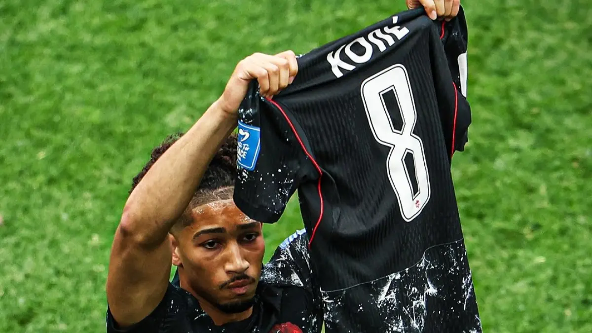 Nathan Saliba mengangkat jersey milik Ismael Kone yang alami cedera parah. (Instagram/canadasoccer)