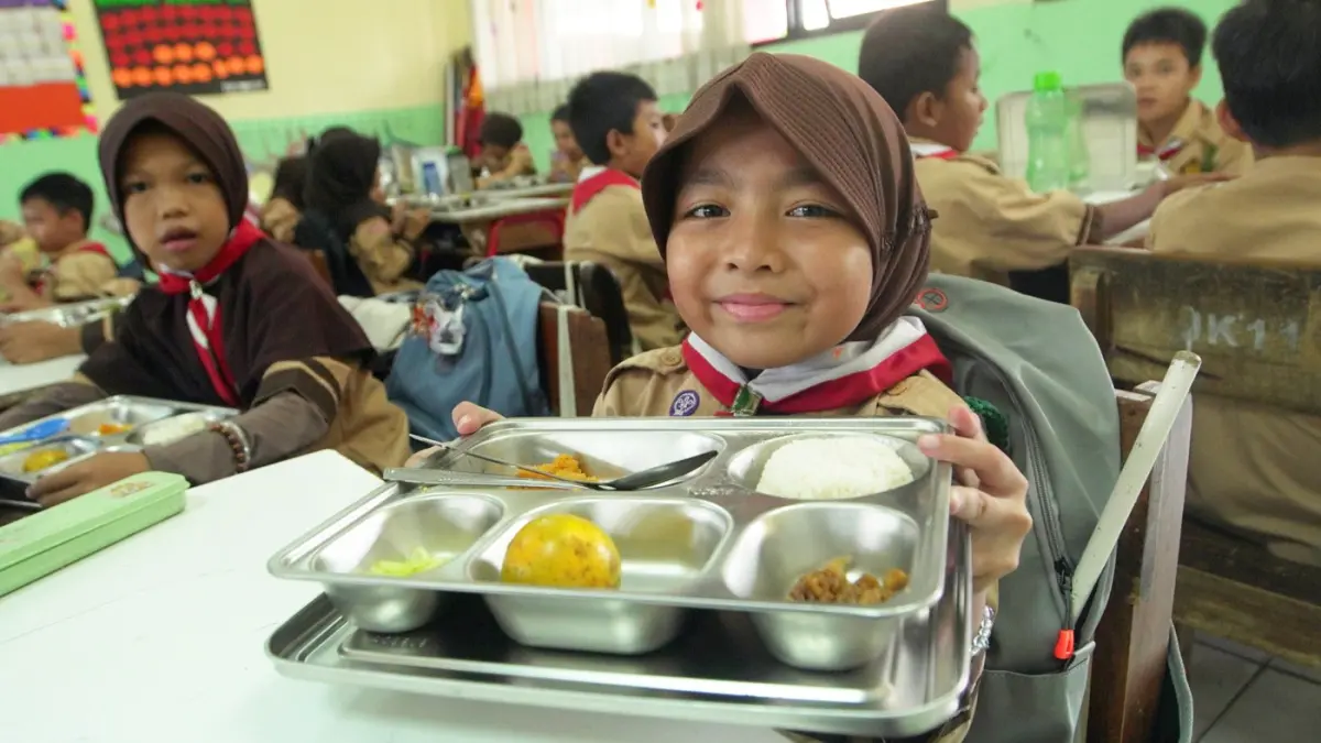Siswa SD saat menyantap makanan pada program Makan Bergizi Gratis (MBG). (JawaPos.com)