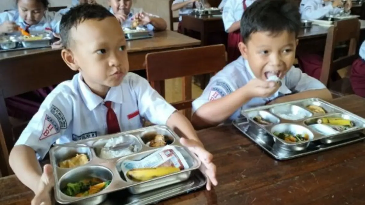 Siswa Sekolah Dasar menyantap Makan Bergizi Gratis. (Radarsurabaya)