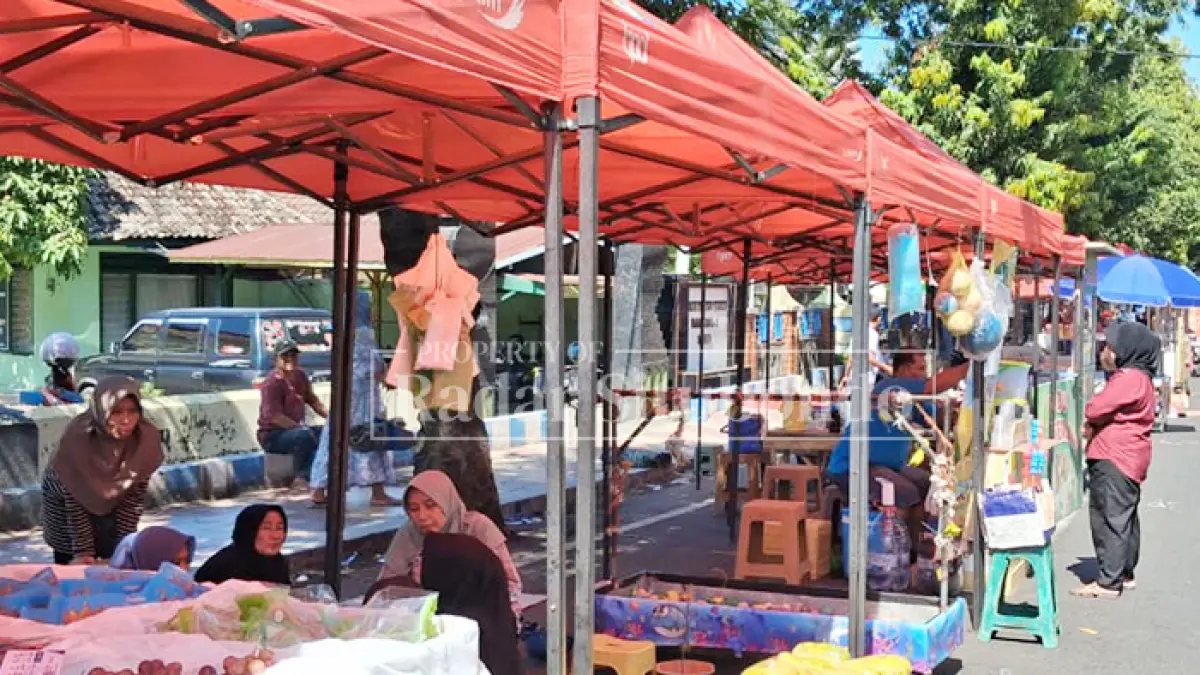 PELAKU USAHA: Stand UMKM di Jalan PB Sudirman, Kelurahan Patokan, Kecamatan Situbondo, Minggu (21/6). (Ahmad Rifa