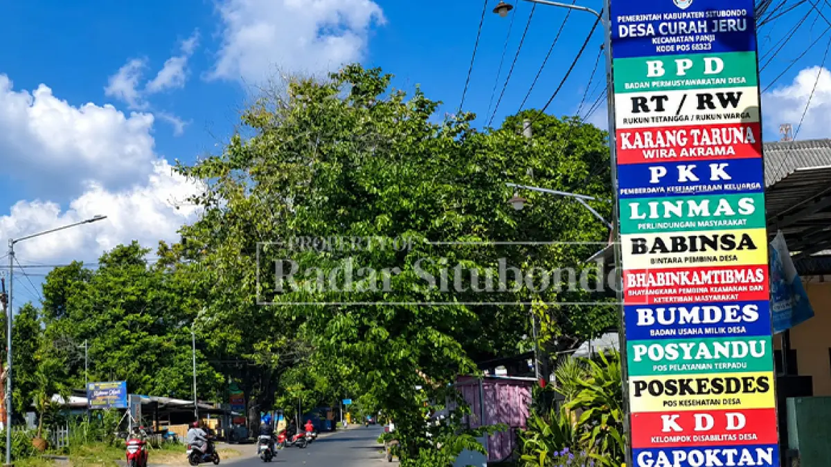 RAMAI: Pengendara motor melintas di depan Kantor Desa Curah Jeru, Kecamatan Panji, Minggu (21/6). (Ahmad Rifa