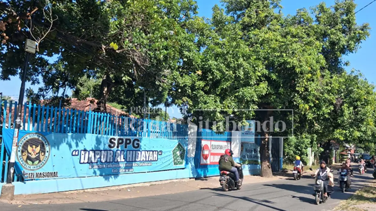 BERHENTI SEMENTARA: Satuan Pelayanan Pemenuhan Gizi (SPPG) di Desa Talkandang, Kecamatan Situbondo, menutup gerbangnya karena tidak beroperasi, Senin (22/6). (Ahmad Rifa