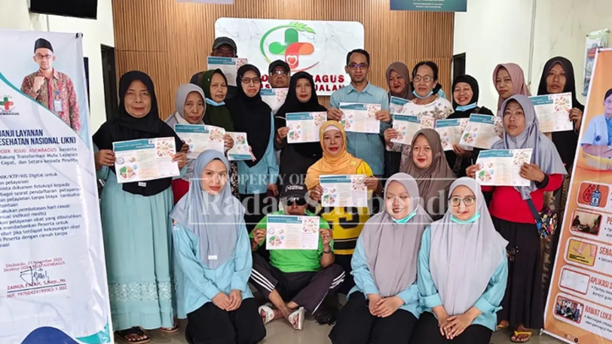 CEGAH SEJAK DINI: Pasien dengan komplikasi diabetes, seperti diabetic foot, mengikuti terapi senam kaki yang dipandu petugas kesehatan di RSUD Asembagus. (Foto: Humas RSUD Asembagus untuk JPRS).