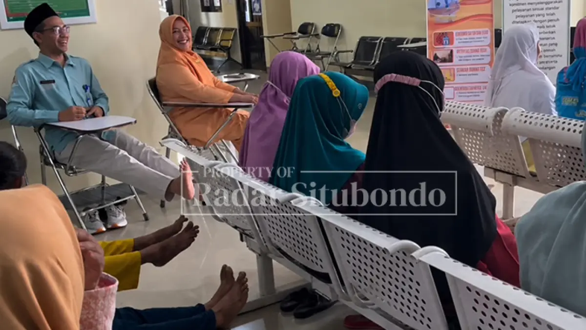 CEGAH SEJAK DINI: Pasien dengan komplikasi diabetes, seperti diabetic foot, mengikuti terapi senam kaki yang dipandu petugas kesehatan di RSUD Asembagus. (Humas RSUD Asembagus untuk JPRS).
