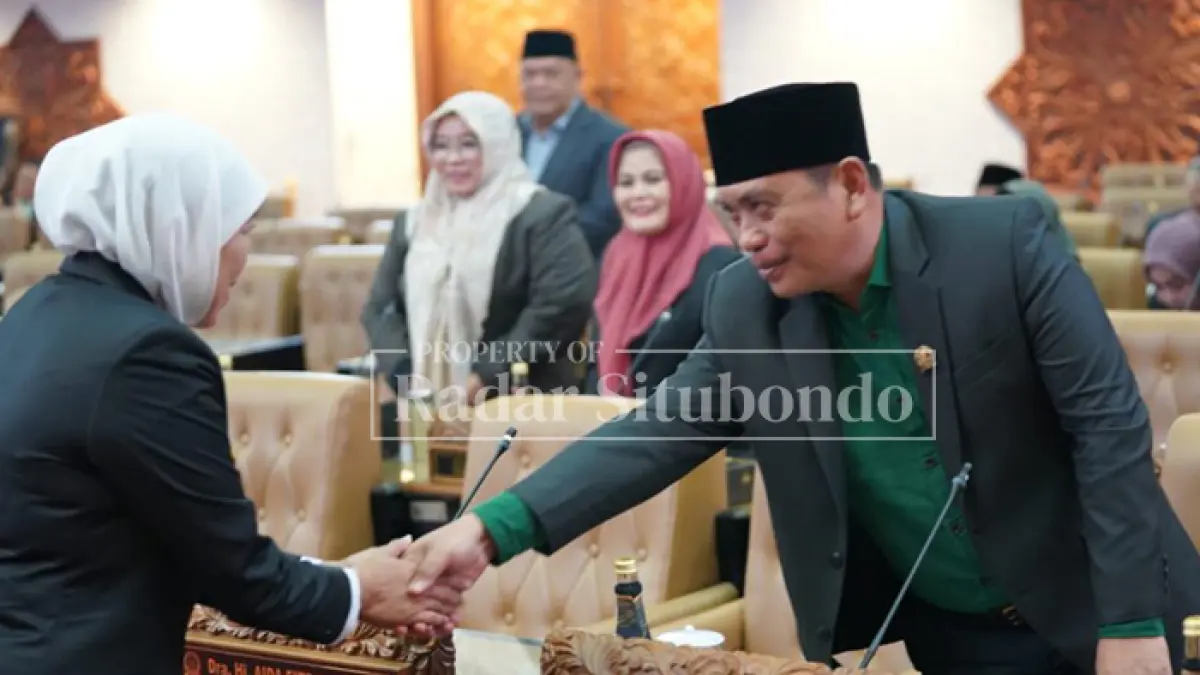 BERSALAMAN: Anggota Komisi D DPRD Jawa Timur, Ir H Yoyok Mulyad bersama Gubernur Jatim, Khofifah Indar Parawansyah. (Ir H Yoyok Mulyadi untuk JPRS)
