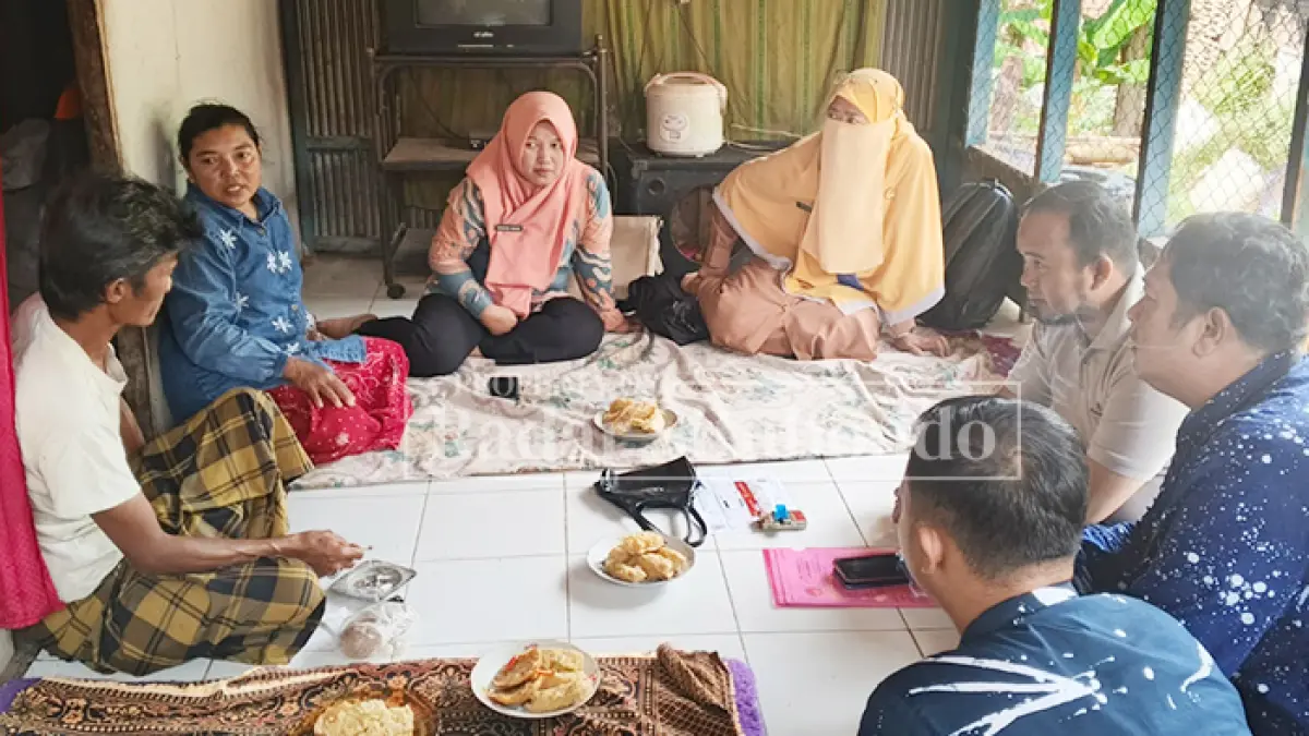BERTEMU: Koordinator Pendamping PKH bersama pihak terkait menemui warga yang menemukan kartu dan mencairkan bantuan PKH milik Mbah Eti di Desa Pategalan, Kecamatan Jatibanteng, Selasa (23/6). (Ahmad Rifa